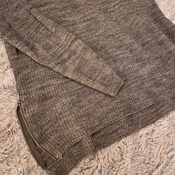 H&M SWEATER - Picture 3 of 3